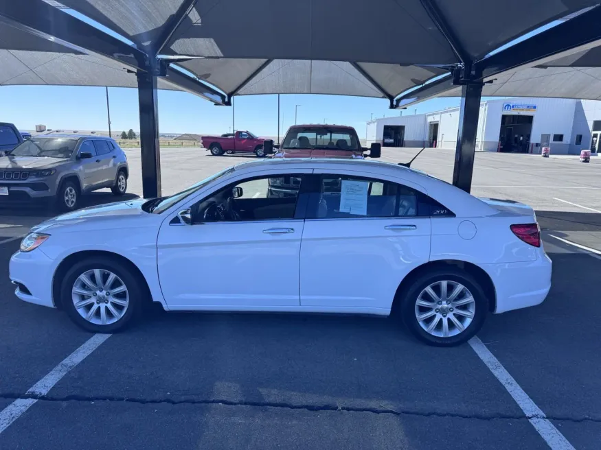 2014 Chrysler 200 Limited | Photo 7 of 16