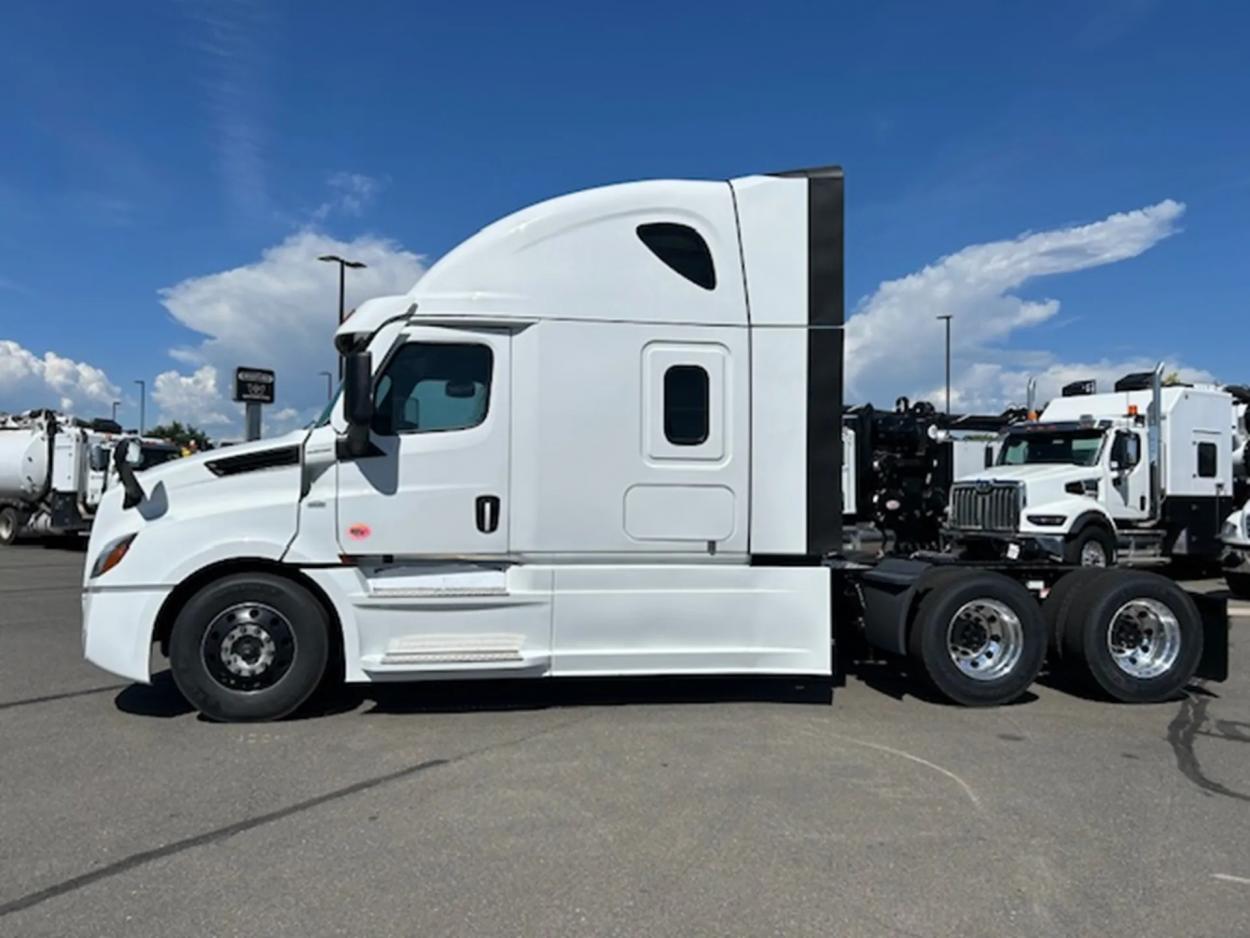2025 Freightliner Cascadia 126 | Photo 3 of 20