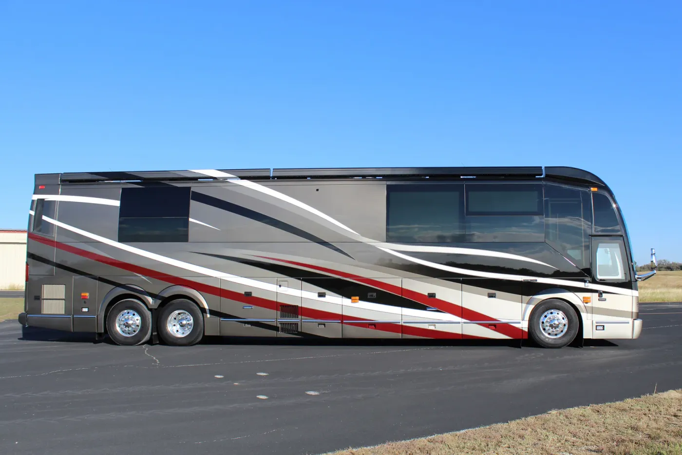 2023 Emerald Prevost H3-45 | Photo 2 of 34