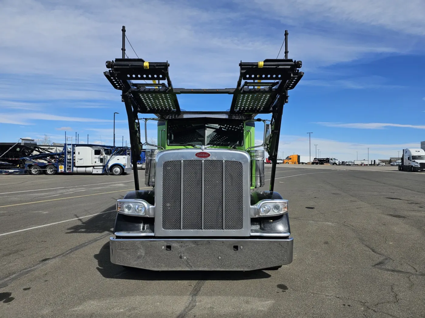 2023 Peterbilt 389 | Photo 2 of 34