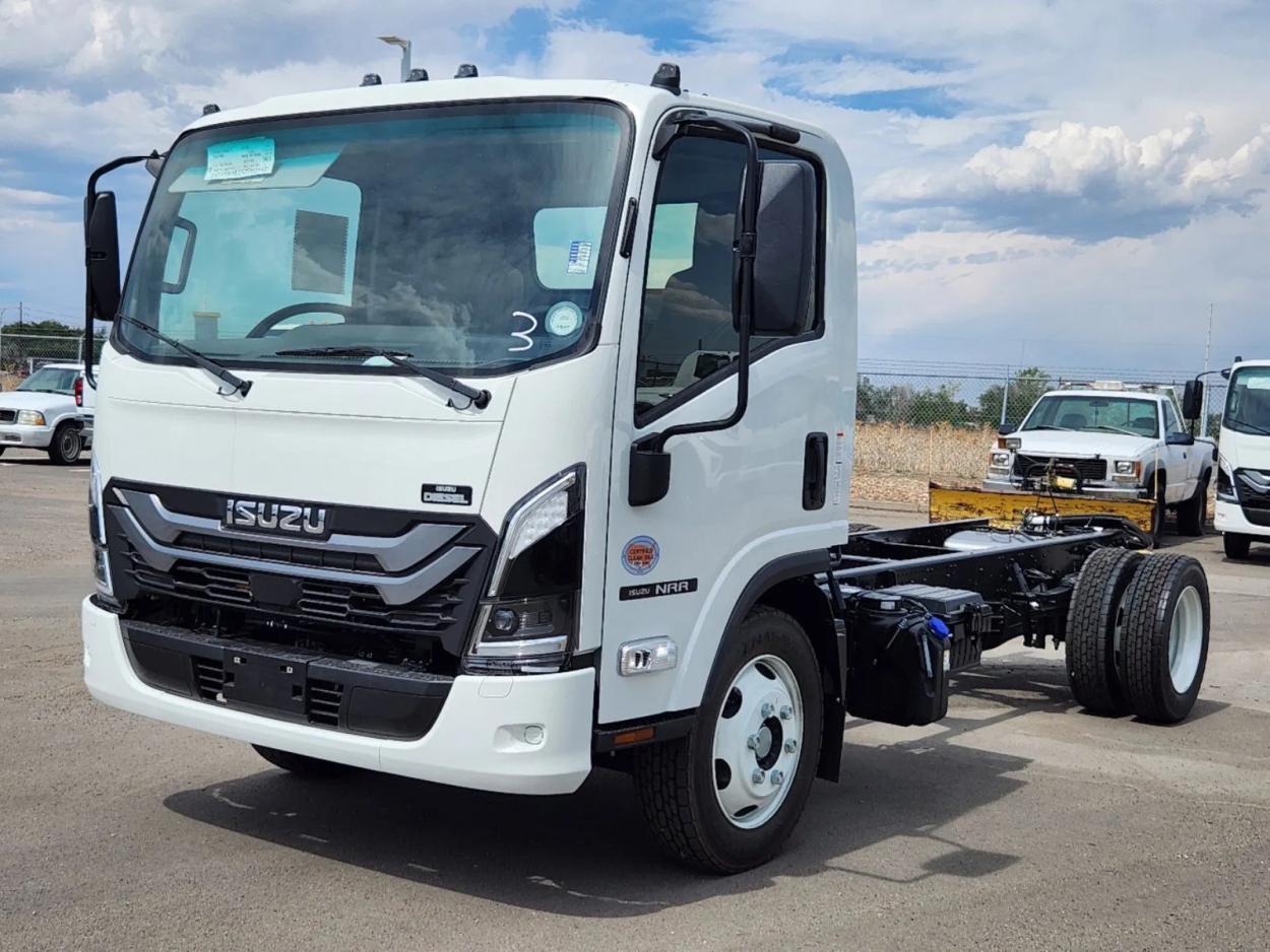 2025 Isuzu NRR DIESEL 150 WHEELBASE | Photo 2 of 5