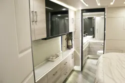 2023 Emerald Prevost H3-45 | Thumbnail Photo 13 of 34