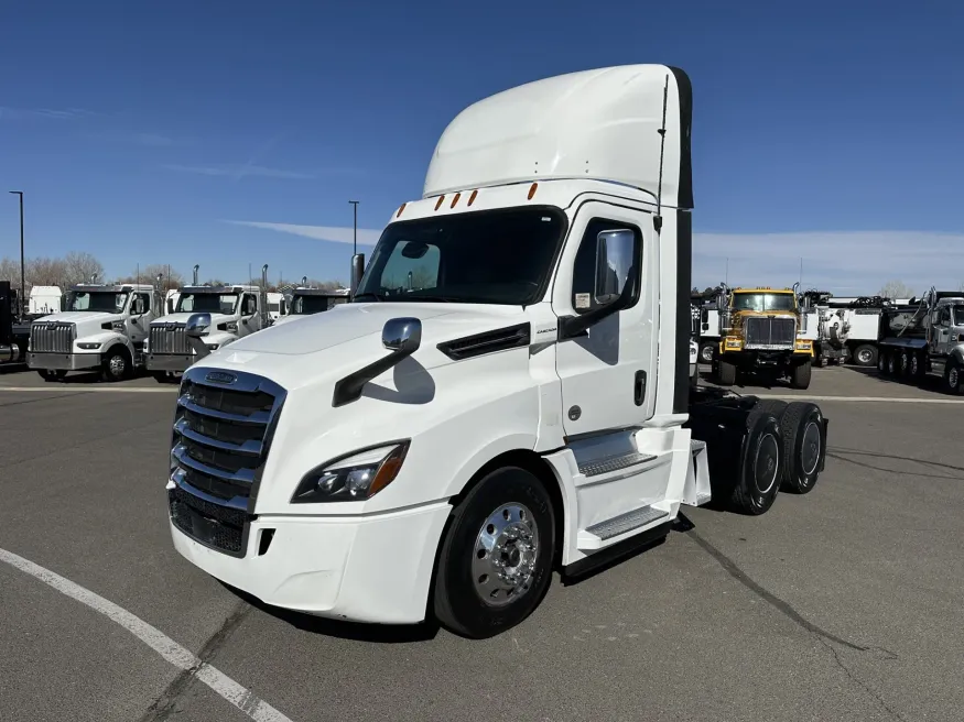 2020 Freightliner Cascadia 126 | Photo 1 of 16