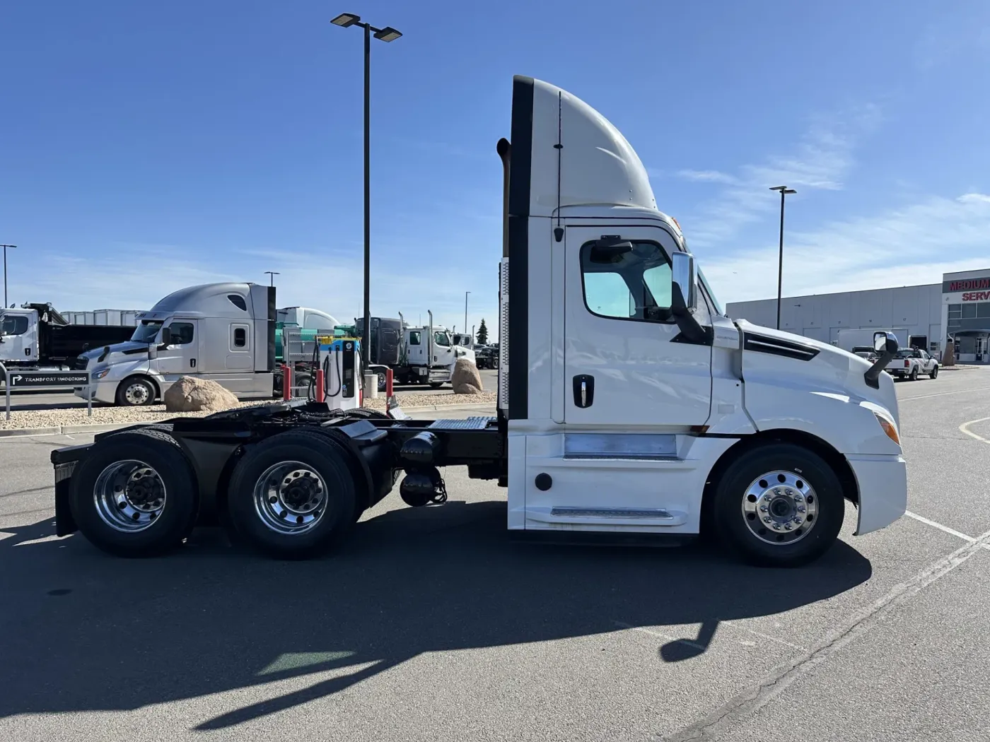 2020 Freightliner Cascadia 126 | Photo 4 of 16