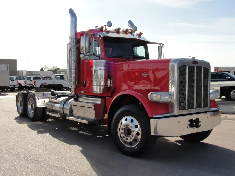 2018 Peterbilt 389 Day Cab | Photo 6 of 16