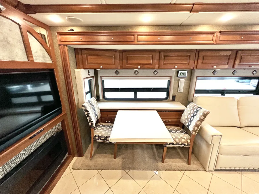 2014 Itasca Meridian 36M | Photo 10 of 30