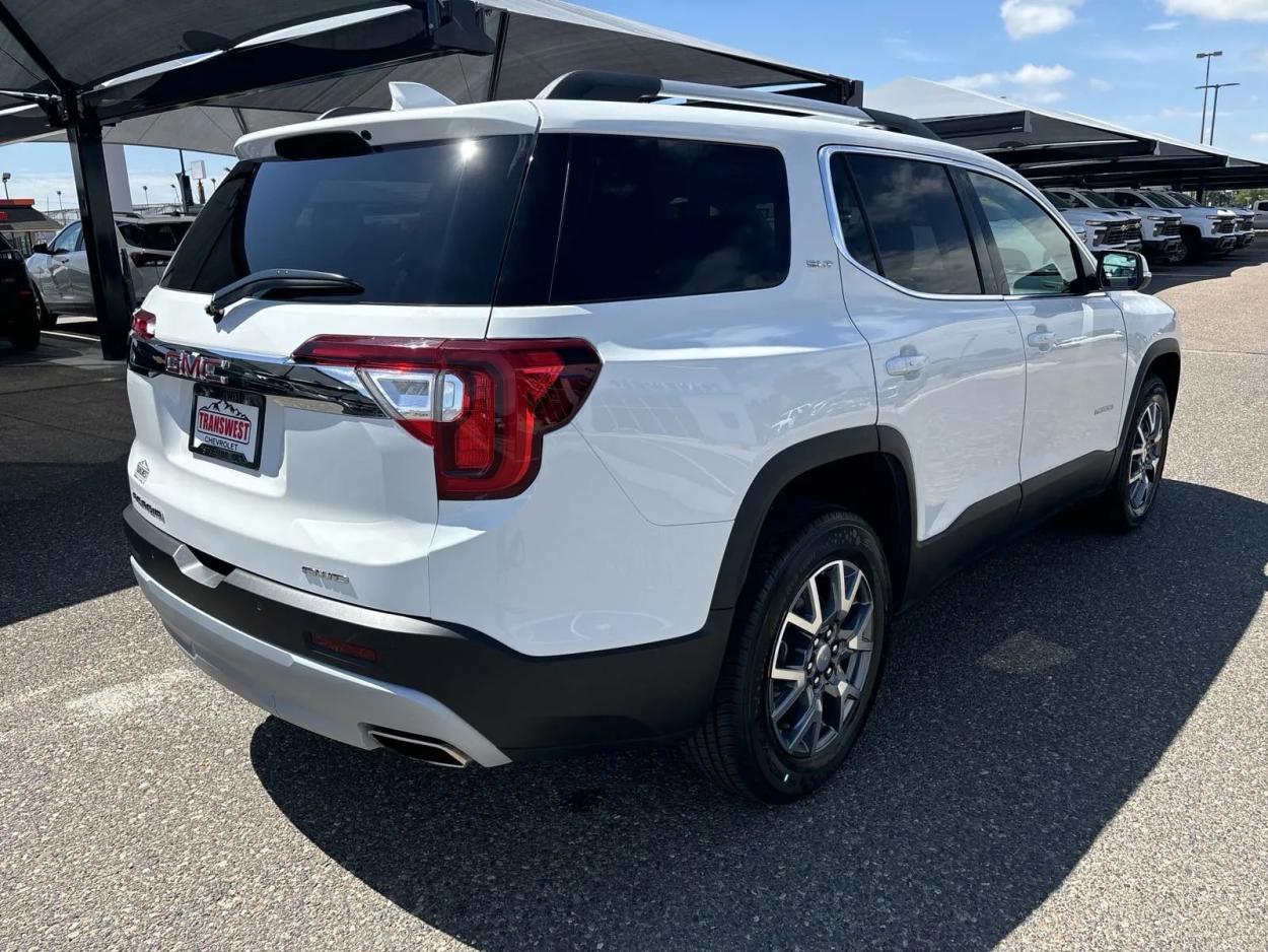 2023 GMC Acadia SLT | Photo 4 of 25