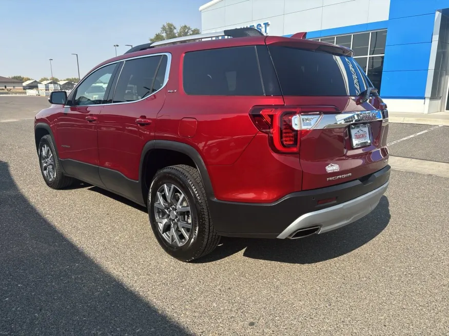 2023 GMC Acadia SLT | Photo 2 of 24