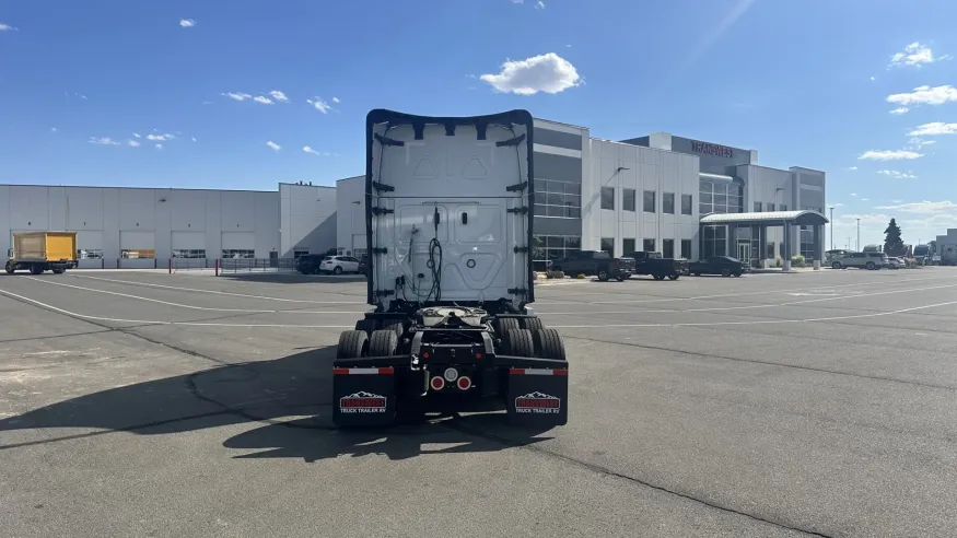 2025 Freightliner Cascadia 126 | Photo 6 of 21