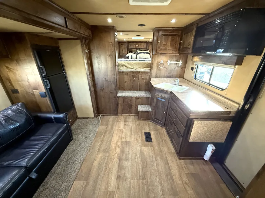 2019 Logan Coach Ultimate Sports Hauler | Photo 4 of 26