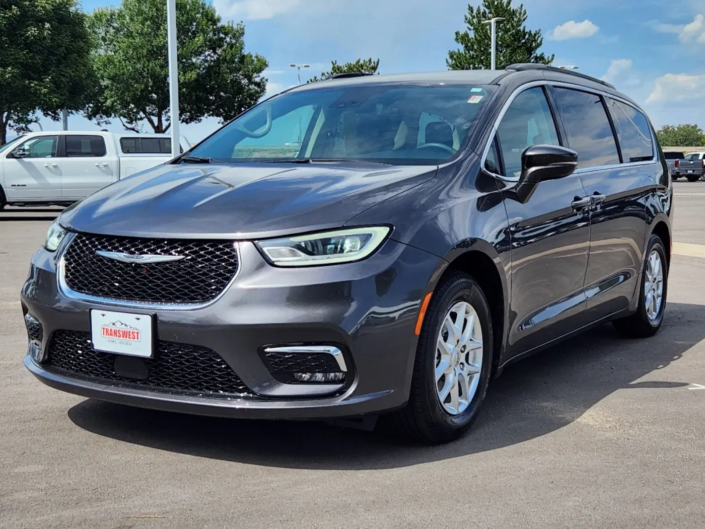 2022 Chrysler Pacifica Touring L | Photo 3 of 27