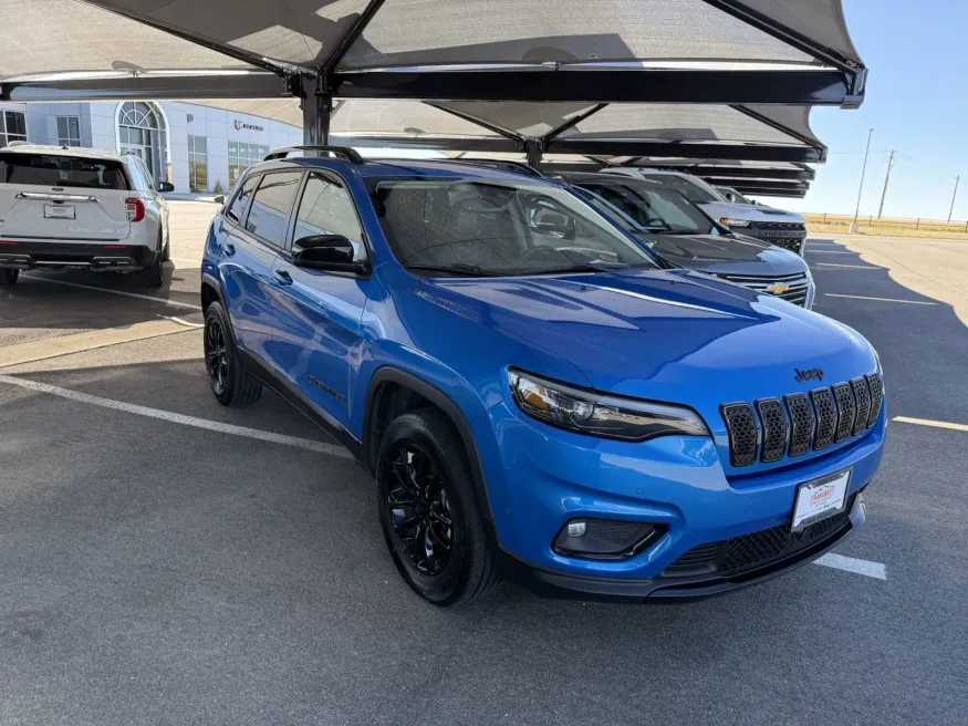 2023 Jeep Cherokee Altitude Lux | Photo 6 of 16