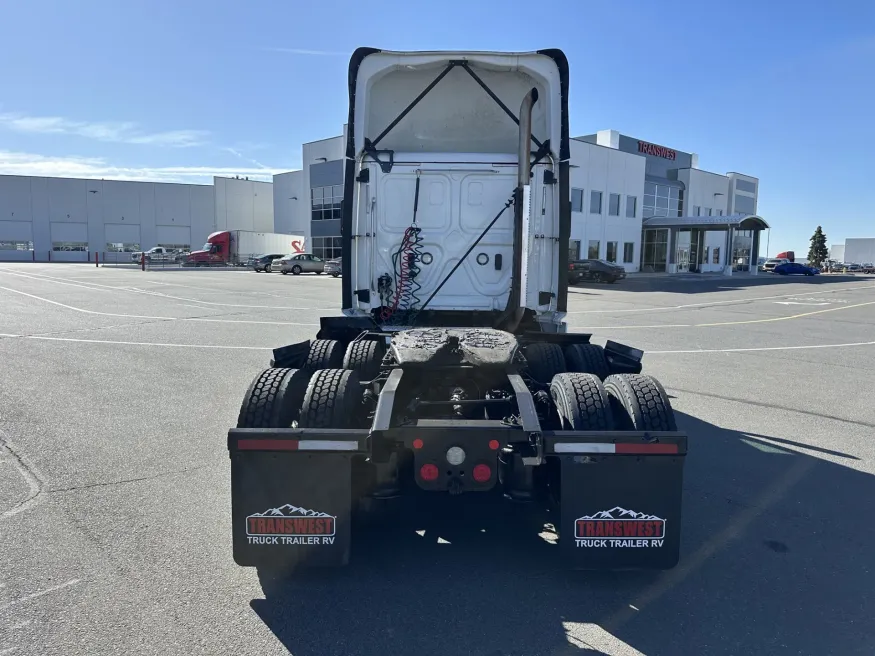 2020 Freightliner Cascadia 126 | Photo 6 of 16