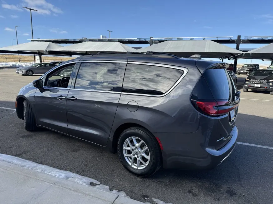 2022 Chrysler Pacifica Touring L | Photo 6 of 17