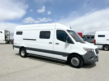 2023 Winnebago Adventure Wagon 70 SE