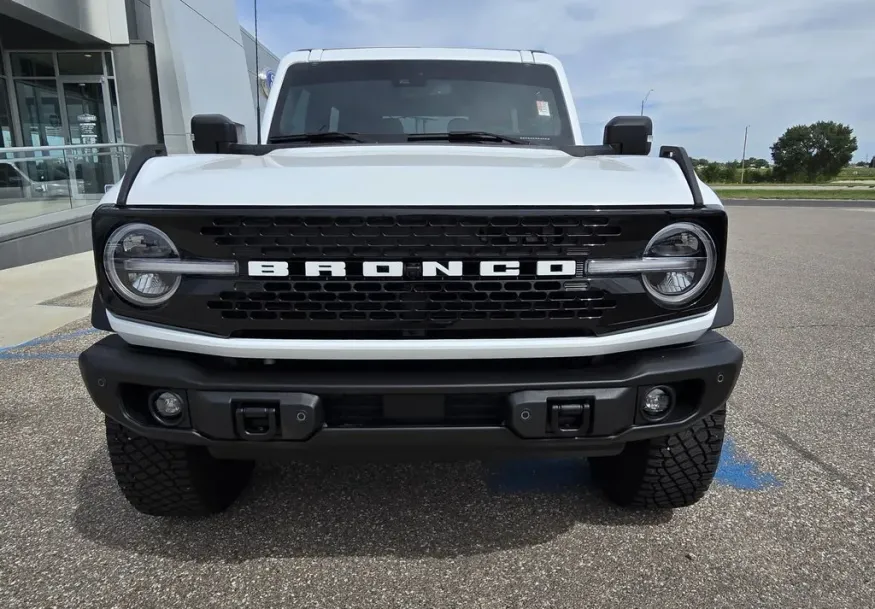 2023 Ford Bronco | Photo 2 of 29