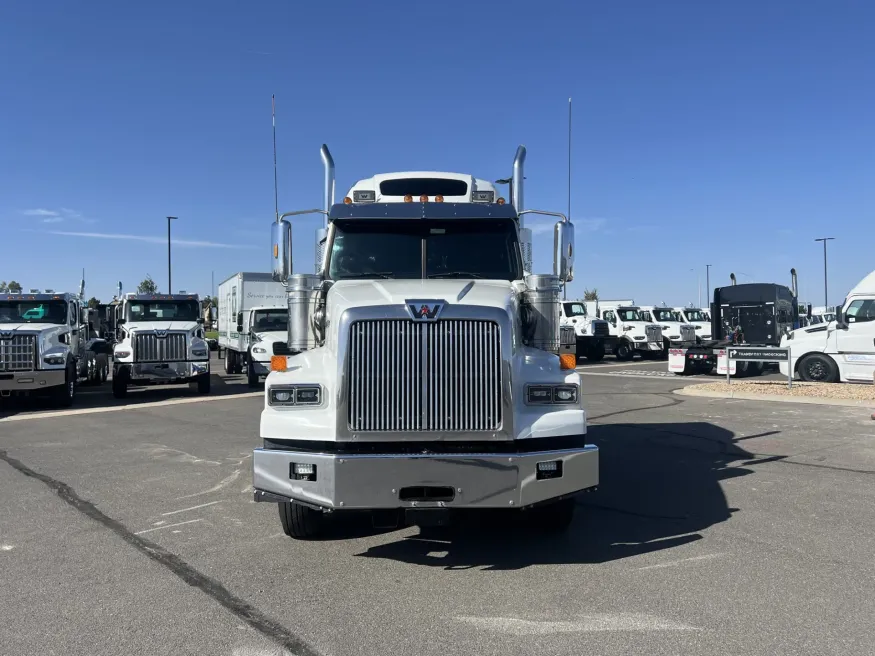 2020 Western Star 4900SA | Photo 2 of 21