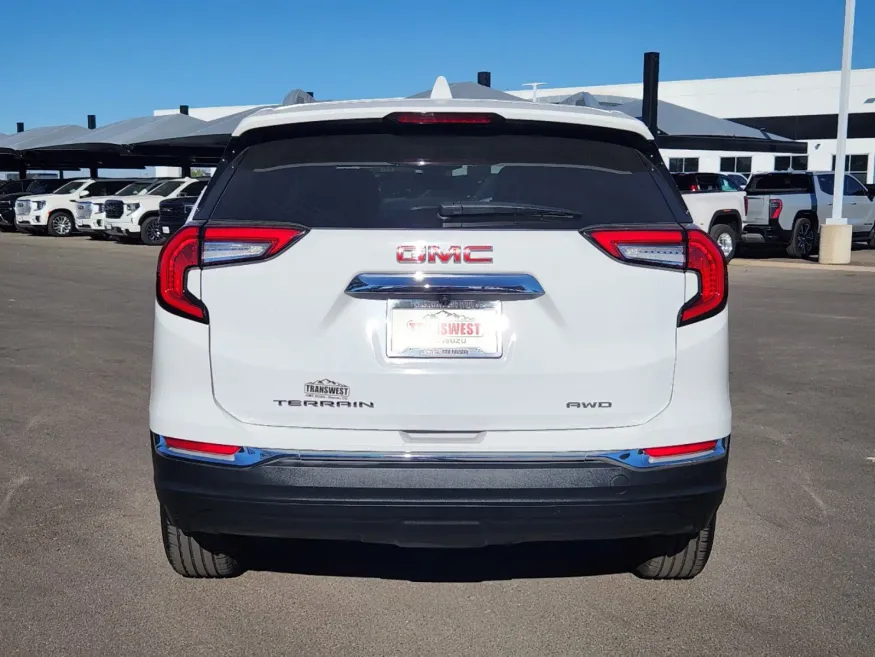 2024 GMC Terrain SLT | Photo 13 of 28