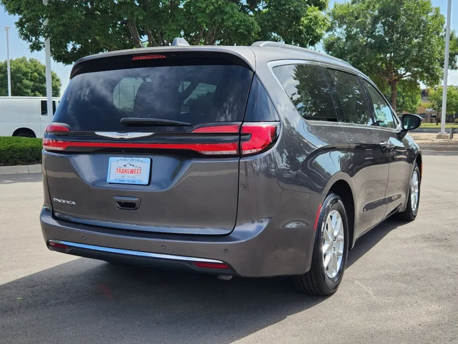 2022 Chrysler Pacifica Touring L | Photo 2 of 27