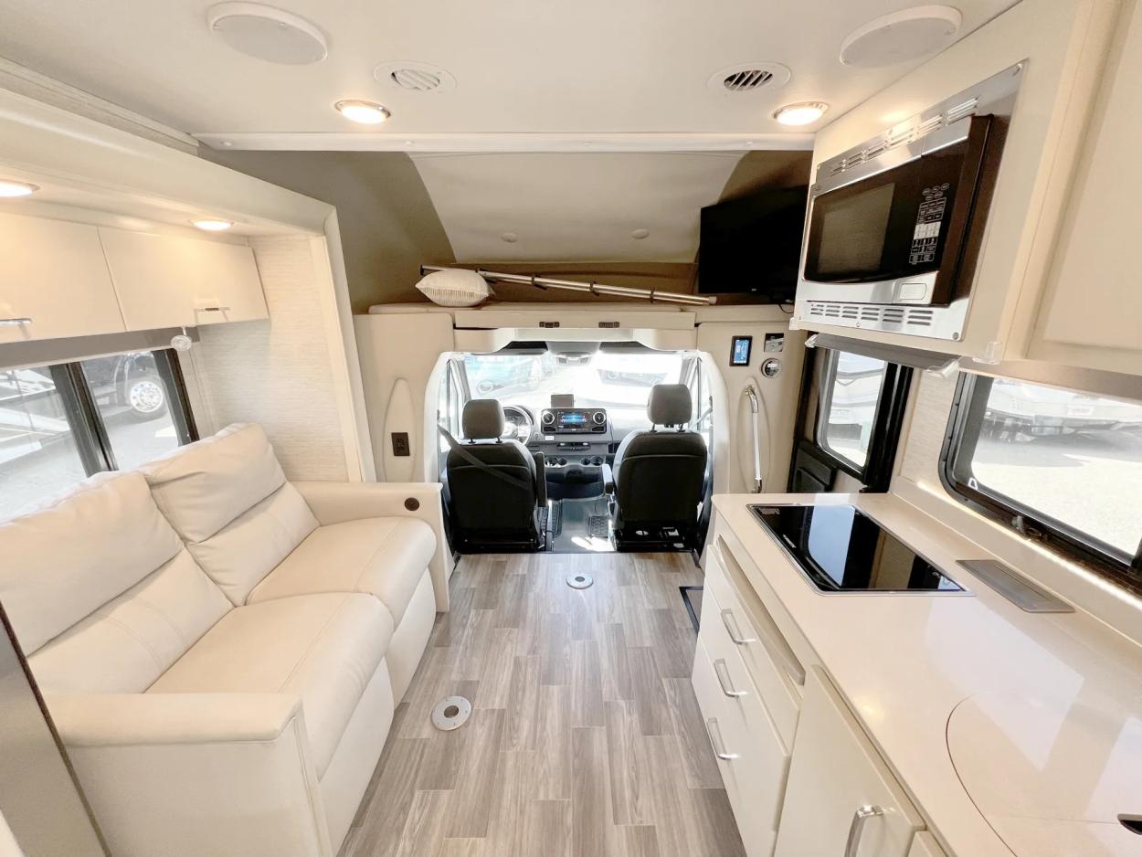 2021 Tiffin Wayfarer 25TW | Photo 4 of 25