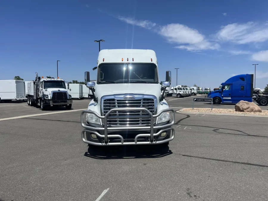 2015 Freightliner Cascadia | Photo 2 of 21