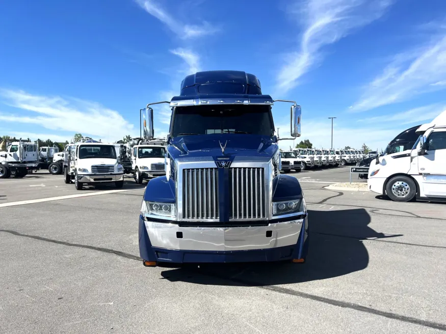 2020 Western Star 5700XE | Photo 2 of 22