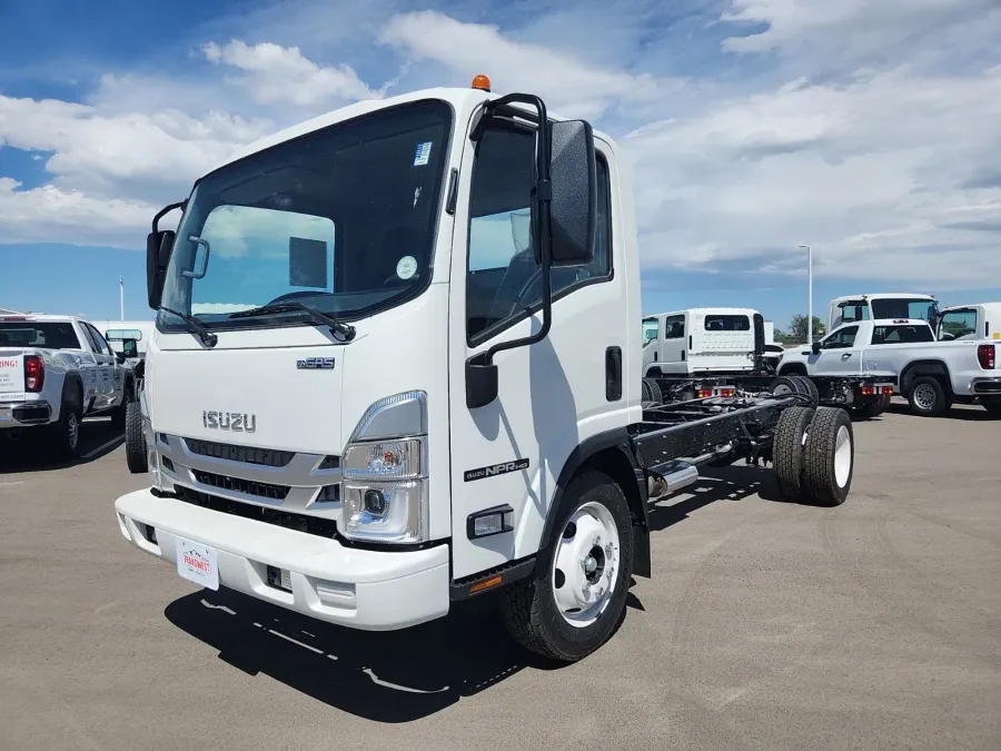 2025 Isuzu NPR-HD GAS 16&#039; BOX VAN | Photo 2 of 3