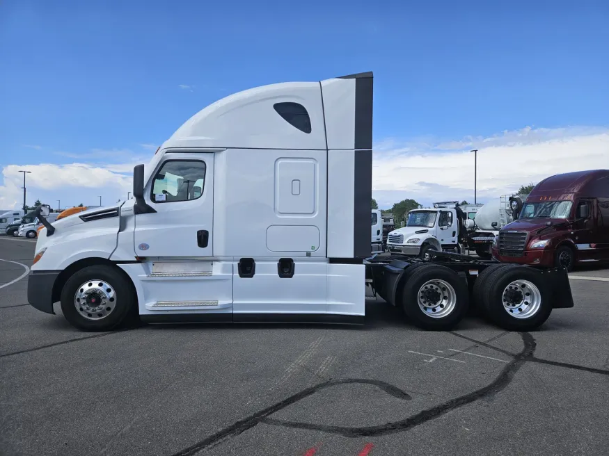 2024 Freightliner Cascadia 126 | Photo 8 of 18