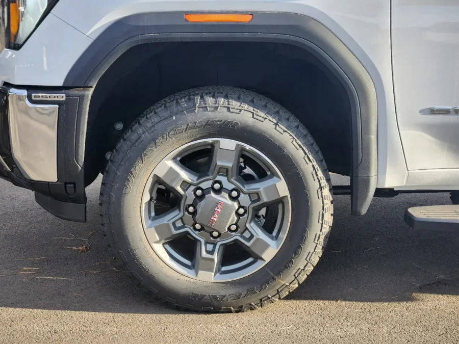 2025 GMC Sierra 2500HD SLT | Photo 22 of 32