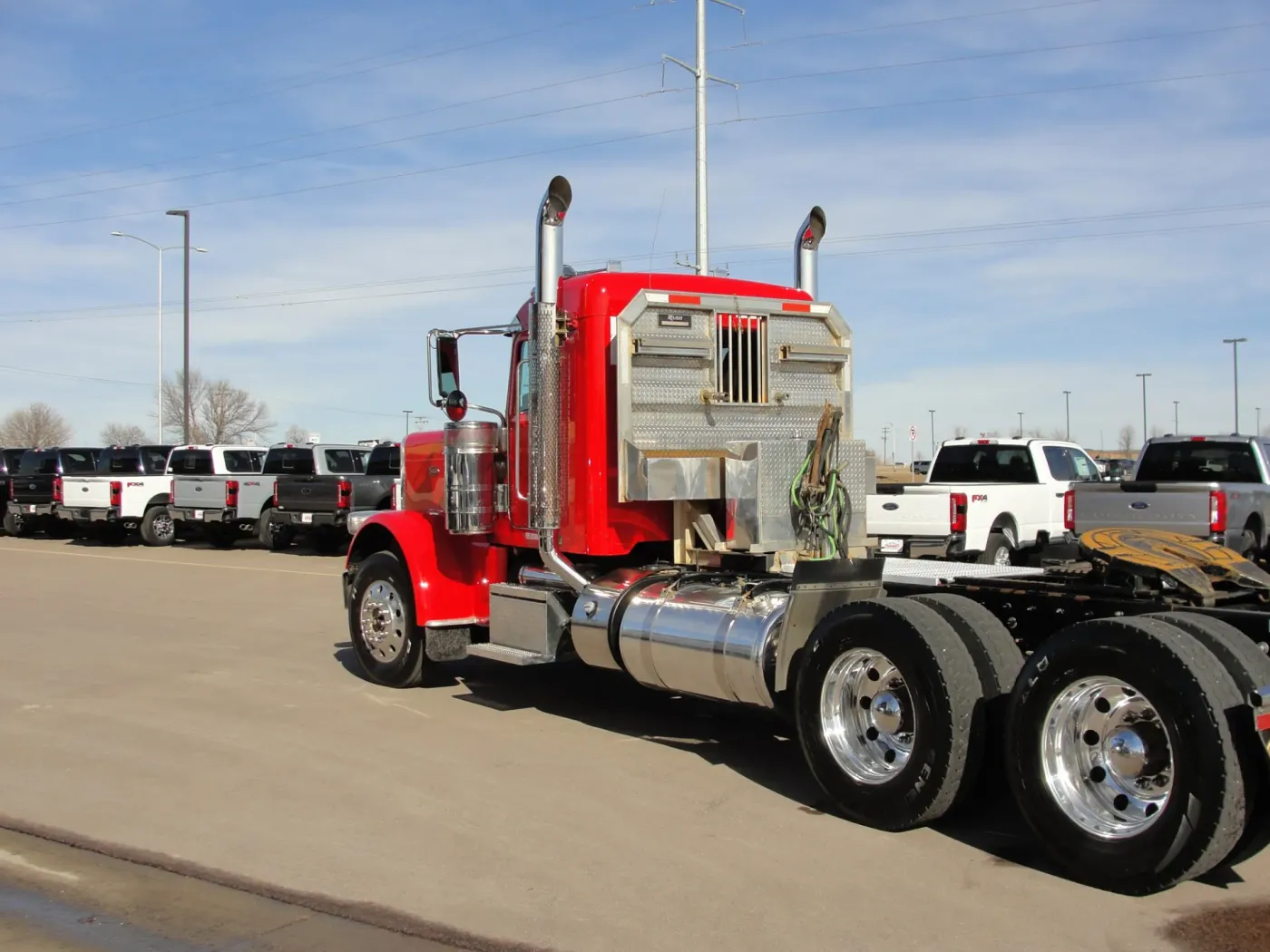 2018 Peterbilt 389 Day Cab | Photo 3 of 16